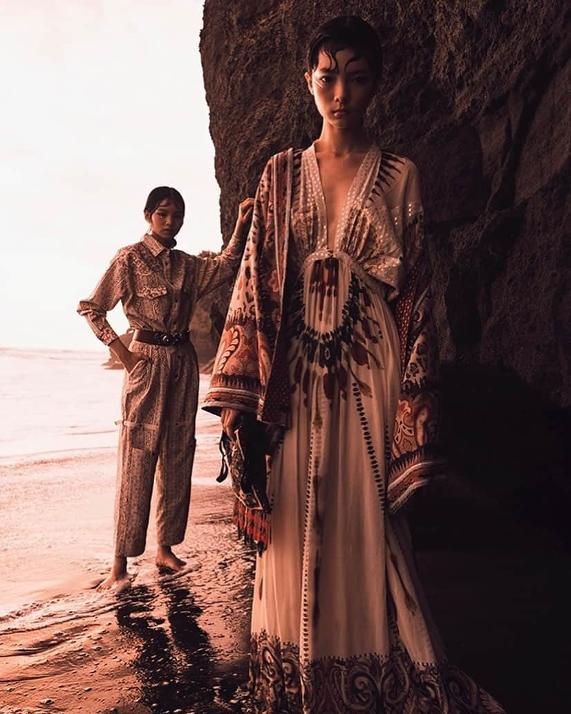 エトロさんのインスタグラム写真 - (エトロInstagram)「Giving off major bohemian vibes.⁣ The #ETROSS20 is featured in @iconsingapore.⁣ #ETRO #ETROeditorials」6月19日 2時02分 - etro