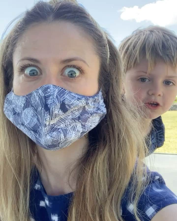 クレア・コフィーのインスタグラム：「Parenting (in quarantine), 2020」