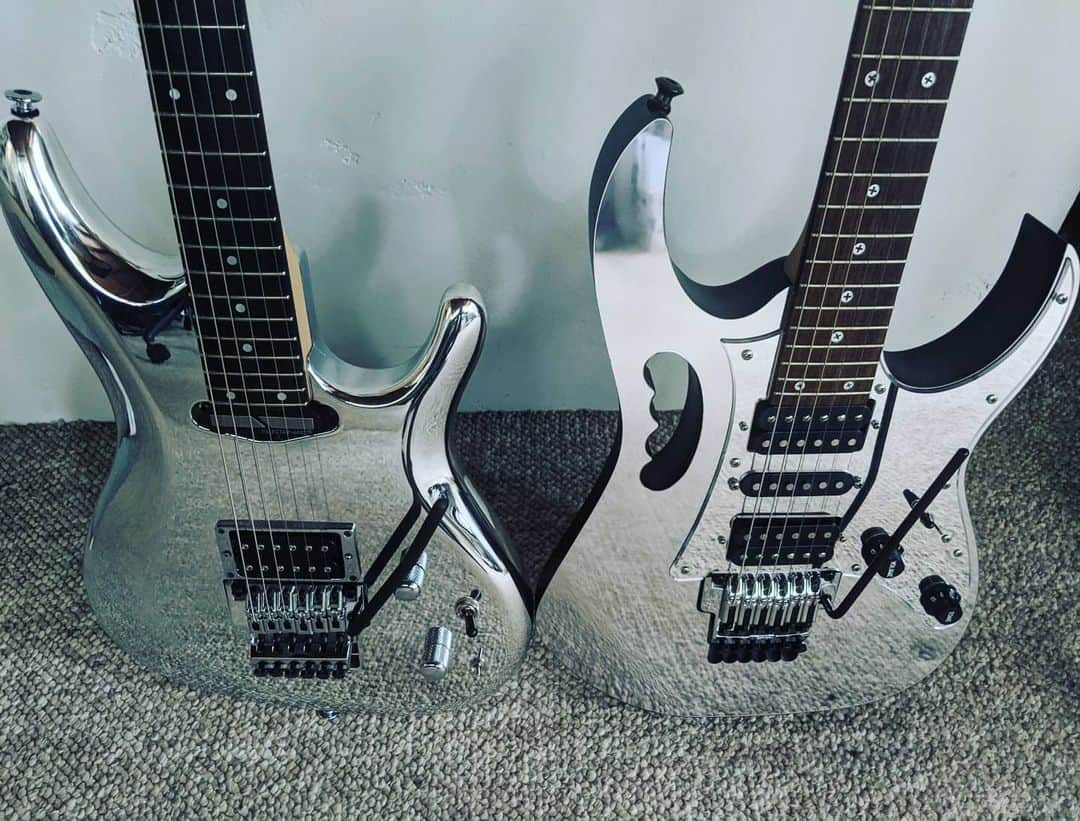 ハーマン・リさんのインスタグラム写真 - (ハーマン・リInstagram)「You can only pick one! @joesatriani Chromeboy 30th vs @stevevaihimself Jem Mirror from my #guitarcollection Let the fight begins! 🎸💪🎸 #dragonforce #hermanli #guitarcollection #guitarcollector #vintageguitar #vintageibanez #shredguitar #modernguitar #guitarsofinstagram #ibanez #ibanezguitars #joesatriani #stevevai」6月19日 2時12分 - hermanli