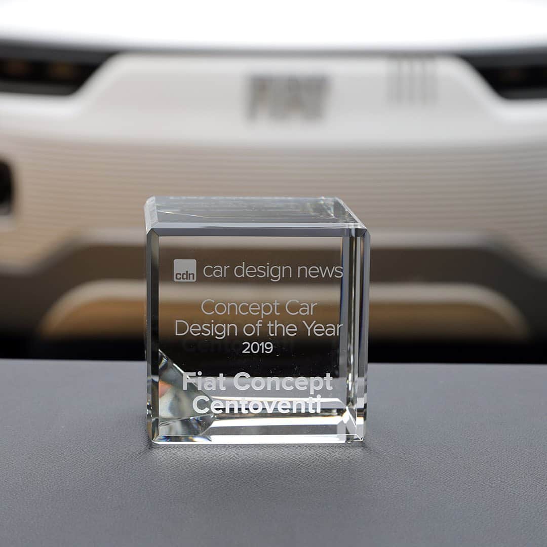 Fiat さんのインスタグラム写真 - (Fiat Instagram)「Minimalist and customizable at the same time: no wonder it has already made headlines. Today, Fiat Concept Centoventi was named “Best Concept Car of 2019” by @cardesignnews and it’s an honor to receive such a prestigious award by a jury made of international Heads of Design. #Fiat」6月19日 2時13分 - fiat