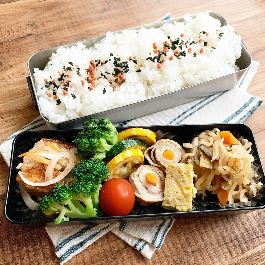 金子あきこさんのインスタグラム写真 - (金子あきこInstagram)「#お弁当　 #チキンマリネ #ちくわ豚肉巻き #切干大根煮 #ズッキーニソテー #だし巻き卵 ちくわを豚肉で巻いてみたw 可愛くない… ୨୧┈┈┈┈┈┈┈┈┈┈┈┈┈┈┈┈┈┈୨୧ #高校生弁当#男子ママ#食べ盛り#成長期#残り物#リメイクおかず#詰めただけ弁当#作り置き#弁当#健康#食物繊維#発酵食品#腸内環境#酢#美容#私市醸造#ごはんにも酢#静菌#食中毒予防 #管理栄養士#節約美容料理研究家#アリコフード#金子あきこ」6月19日 7時40分 - akiko.7878