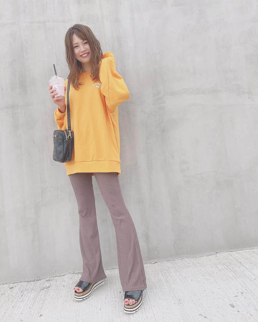 毛利佳納子さんのインスタグラム写真 - (毛利佳納子Instagram)「♔.ﾟ ╭☞ ﻿ #今日のコーデ . Tops : @morugi_official  Pants : @grl_official  SHOES : @grl_official  Bag : @ciaopanictypy . 全身バージョン♡淡いオレンジ合わせやすい✨ このパンツはインスタとかでよく見るから 気になって購入♡スタイルほんと良く見える！ ※この時雨降ってきて、濡れてます(笑) . . #韓国ファッション #韓国通販  #morugi #fmcc #grl #グレイル  #アラサーコーデ #プチプラコーデ」6月19日 7時47分 - kanako_mouri