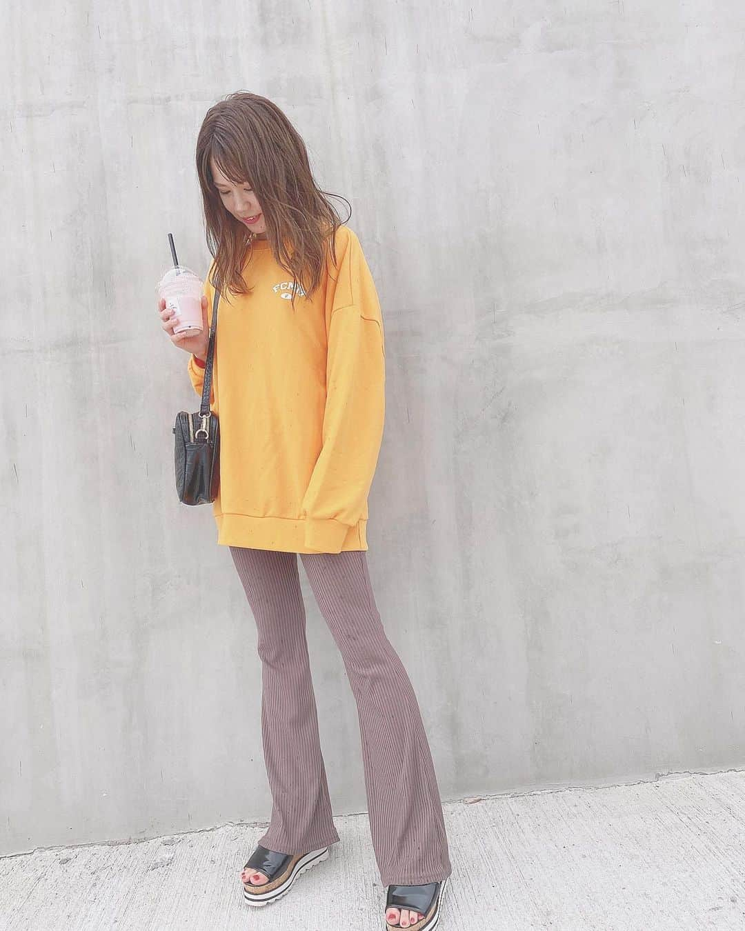 毛利佳納子さんのインスタグラム写真 - (毛利佳納子Instagram)「♔.ﾟ ╭☞ ﻿ #今日のコーデ . Tops : @morugi_official  Pants : @grl_official  SHOES : @grl_official  Bag : @ciaopanictypy . 全身バージョン♡淡いオレンジ合わせやすい✨ このパンツはインスタとかでよく見るから 気になって購入♡スタイルほんと良く見える！ ※この時雨降ってきて、濡れてます(笑) . . #韓国ファッション #韓国通販  #morugi #fmcc #grl #グレイル  #アラサーコーデ #プチプラコーデ」6月19日 7時47分 - kanako_mouri