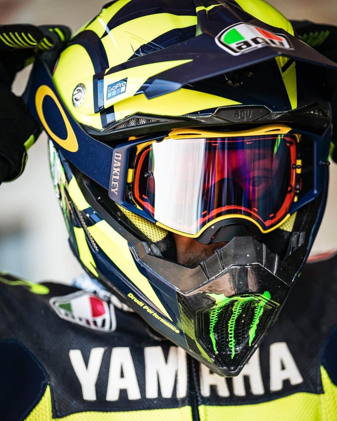 OAKLEYのインスタグラム：「What makes greatness? Love for the sport? Possibly. Practice? Definitely. Head to our highlights to see how the greatest to ever do it prepares for the track. @valeyellow46 💛 #ForTheLoveOfSport」