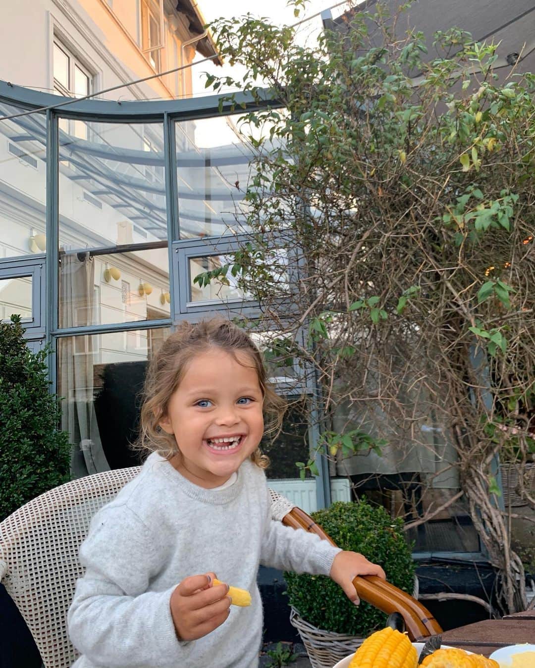 Mathilde Goehlerのインスタグラム：「I don’t know how I got this lucky 🥺💛」
