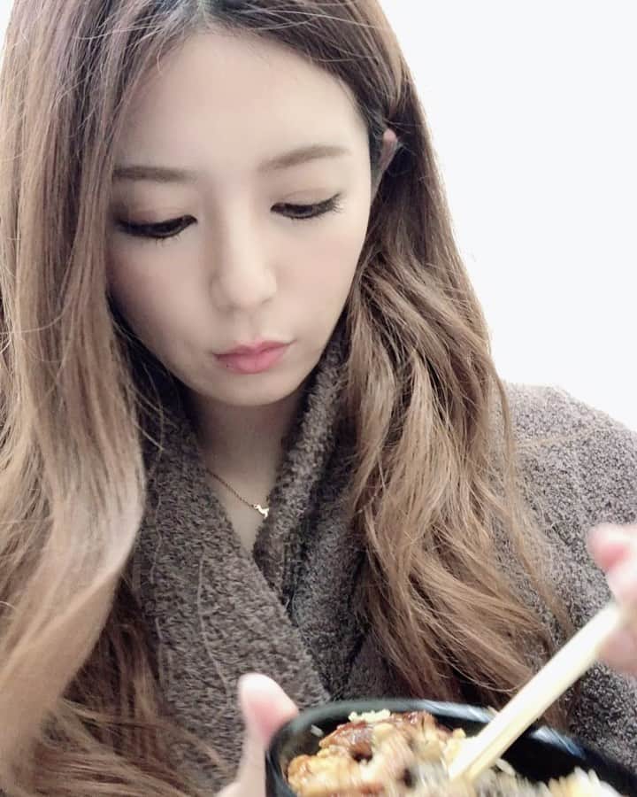 栗林里莉のインスタグラム：「♡ 食べてる姿が珍しい！とのことやったので載せときます💡 . よく美味しそうに食べるねって言われるけど、めっちゃお腹空いてたらこんな感じです🙄 . 米粒はよく顔面につきます← 基本誰かに言われないと気付きません。 ムービーで何で100%の確率で顔面に付いとんねんw . Grilled eel on rice so yum yum!! . #栗林里莉 #ririkuribayashi #japanese #ひつまぶし」