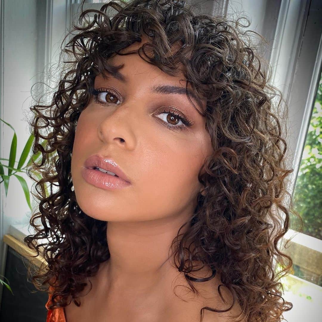 Vincent Oquendoさんのインスタグラム写真 - (Vincent OquendoInstagram)「Sun kissed beauty #jasminecephasjones to get this look I used to @maybelline nudes of New York palette finished with superstay matte ink in trust your gut paired with the new lifter gloss in 003 Moon 🤎」6月19日 2時32分 - makeupvincent