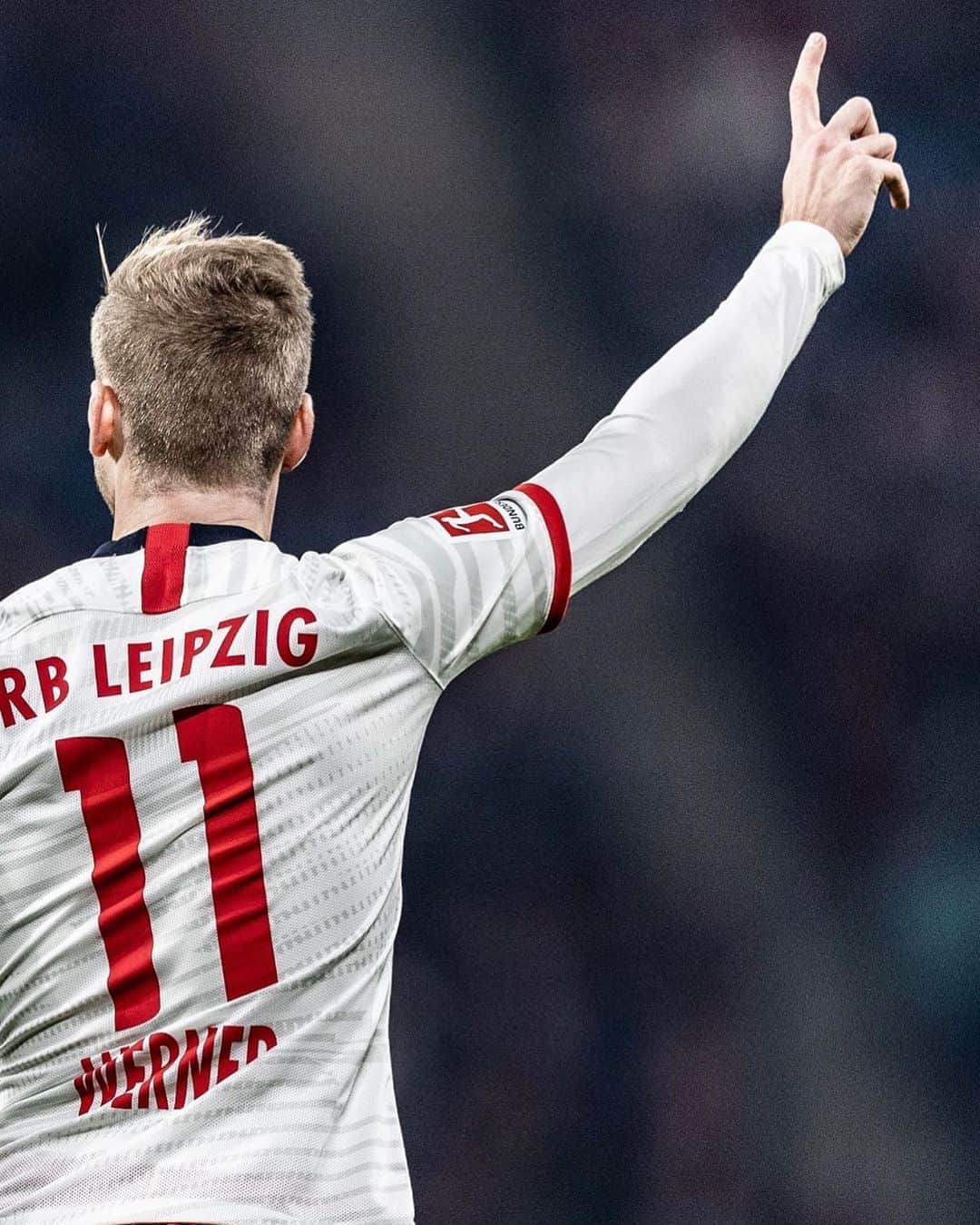 ティモ・ヴェルナーのインスタグラム：「Wow! Thank you for 1️⃣ Million followers and also for all these positive comments and messages today!☝️ It’s overwhelming and I really appreciate the kindness of @dierotenbullen fans and @chelseafc supporters and everyone else 🙏👏🤩」