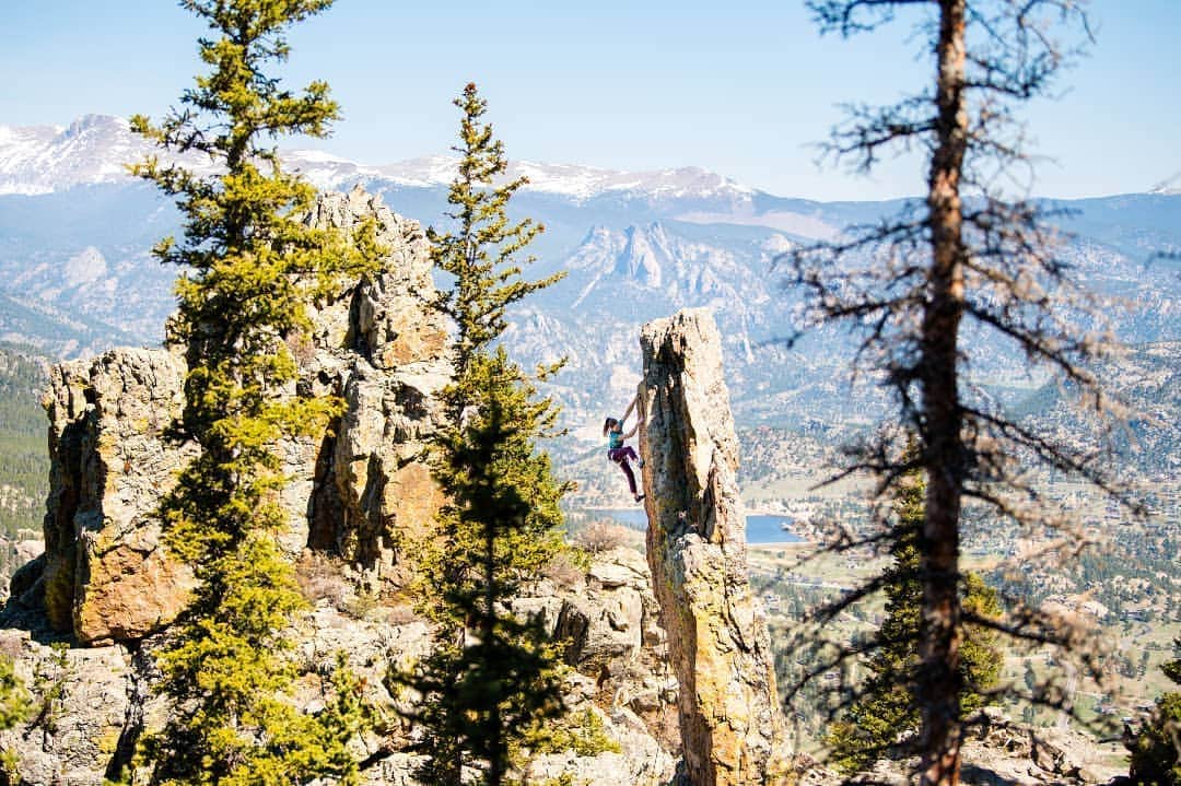 ペイジー・クラッセンのインスタグラム：「As I reach the crux of the short but powerful Against the Grain (photo 3; 5.13a/b), I take a deep breath, trying to regain composure. Instead, I burst out laughing. With my youth climbing coach Michelle Hurni (@sheldon_the_mtn_dog) belaying me, I'm taken back to training sessions in the @estesparkmountainshop. I wasn't allowed to clip before taking a big deep breath, and Michelle enforced the rule with an intentional short rope until she heard my inhale.  All these years later, those breathing exercises have played a massive role in my climbing. I use breath not only to stave off the pump, but also to distract my mind from doubts and fatigue. Most crags in Estes sit above 8,000ft, so there's really no option but to suck in all the air you can get and hope it's enough to recover and keep on cruising.  A team ascent of this unique tower, Purple Heart (photos 1, 2, & 5; 5.12c/d, with a fun 5.5 up the backside) is another can't miss tick on the Estes list, and a great place to avoid crowds, especially during Covid. These super fun routes were bolted in the last five years by @jonathansiegrist, proving that in this little valley with so many rock climbers, there are still new lines to be had! Too cool to climb new-to-me routes in my hometown, with my childhood climbing coach and a mega view of Lake Estes to the north and Longs Peak to the southwest. Thanks Michelle for the fun day out!  #VisitEstesPark #AthleteInResidence  Photos by @arjandekock」
