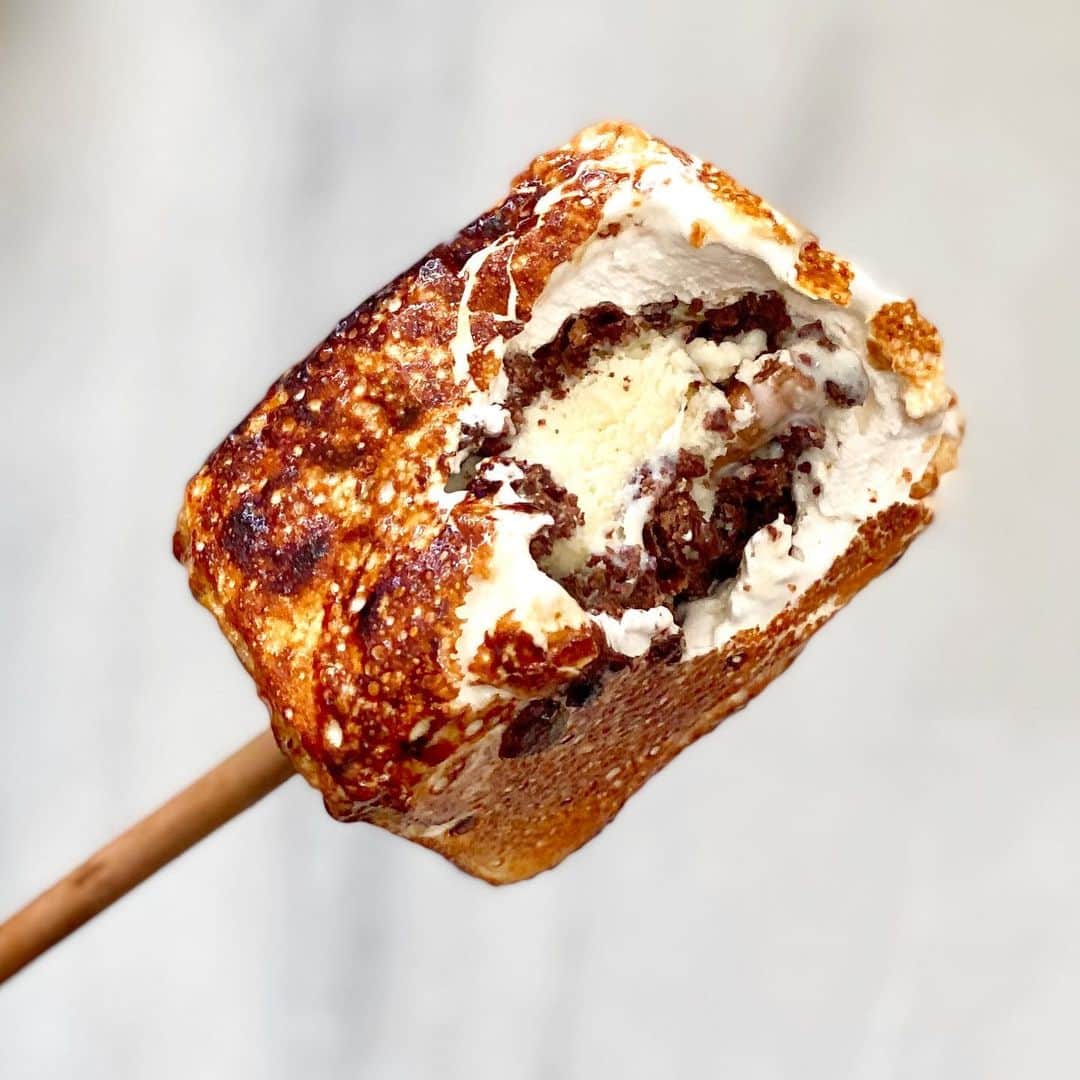 DOMINIQUE ANSEL BAKERYさんのインスタグラム写真 - (DOMINIQUE ANSEL BAKERYInstagram)「Frozen S’mores all summer long. 🔥 A center of Madagascan vanilla ice cream surrounded by crunchy chocolate feuilletine, wrapped in honey marshmallow that’s torched to order for that brûléed campfire goodness.」6月19日 2時57分 - dominiqueansel