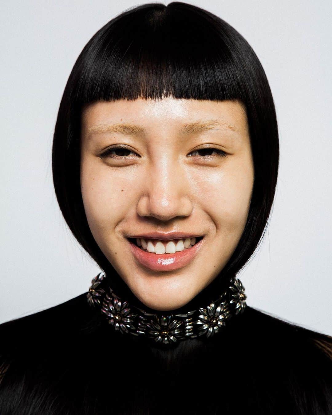 のインスタグラム：「Selected from the @guccibeauty and @vogueitalia Instagram scouting project launched during the #PhotoVogueFestival in November 2019—photographer @davidpdhyde captures Ruoyi Yi @yiruoyii and Jahmal Baptiste @jahmaljb wearing the Gucci Mascara L’Obscur, a buildable mascara featuring an ultra-rich creamy texture and long-wearing finish. @alessandro_michele #AlessandroMichele #GucciBeauty」