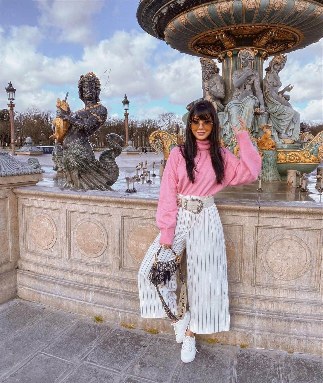 Gabriela Salesのインスタグラム：「#tbt de quando eu saia de casa e tinha o cabelão kkk. Nessa fonte foi gravada uma das cenas de O Diabo Veste Prada 💕」
