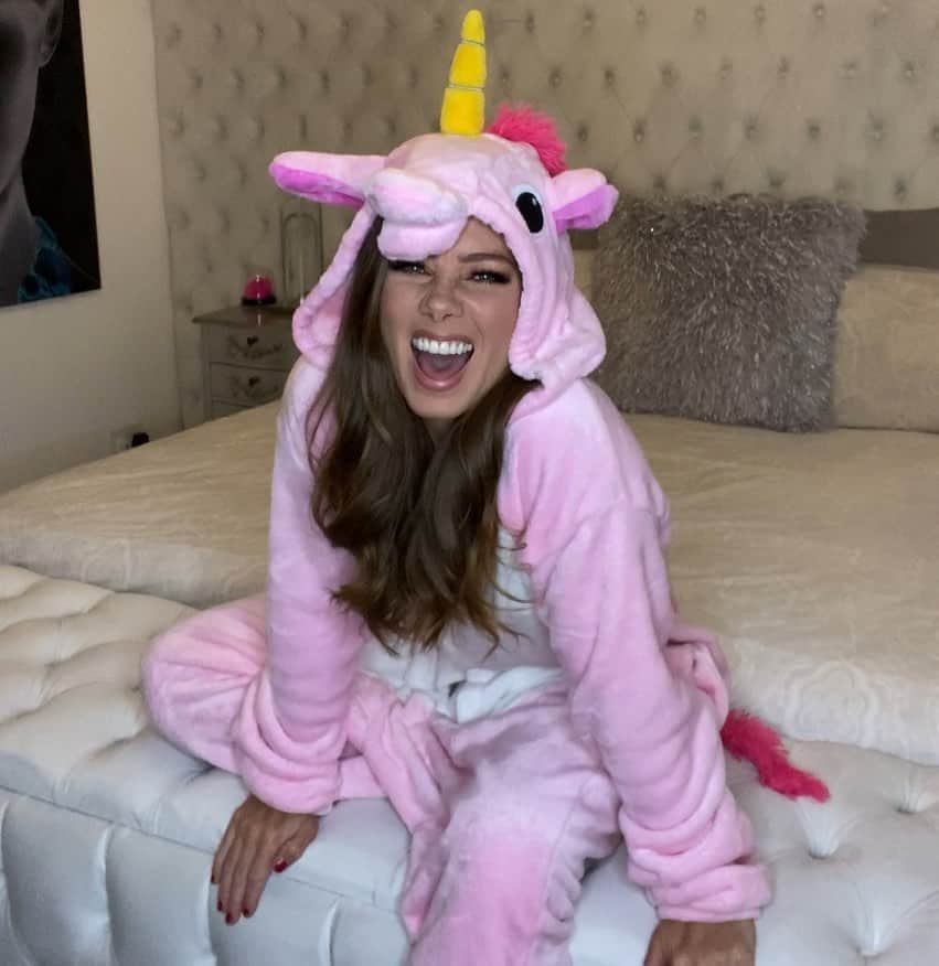 ニッキー・サンダーソンのインスタグラム：「Yesterday’s post ... Insta 💋 Today’s post ... Reality 🦄  #unicorn #unicornonesie #reality #pose #onesie」