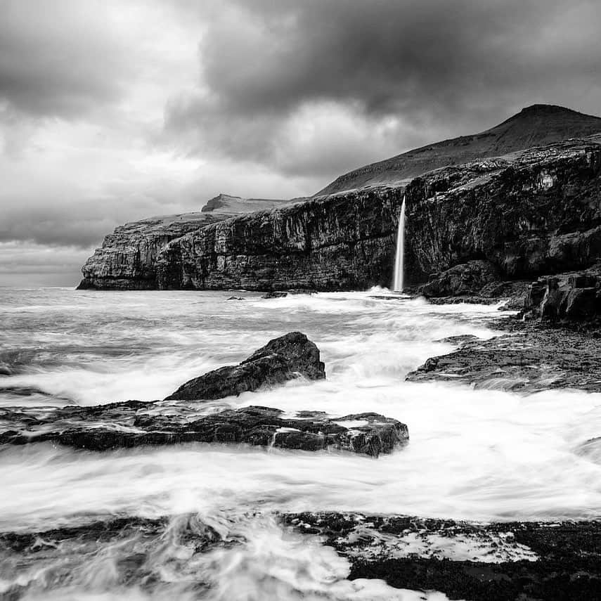 クリス・バーカードのインスタグラム：「Another image deep from the archives for my Diversify Outdoors gallery with 100% proceeds being split between NAACP & organizations helping BIPOC youth get outdoors.  This image was shot at a remote waterfall in the Faroe Islands.. it’s one of the few black & white images I have ever processed & sold. Maybe I should do more :) Use code DIVERSIFY50 at checkout on www.ChrisBurkardshop.com or check my bio link for full gallery.」