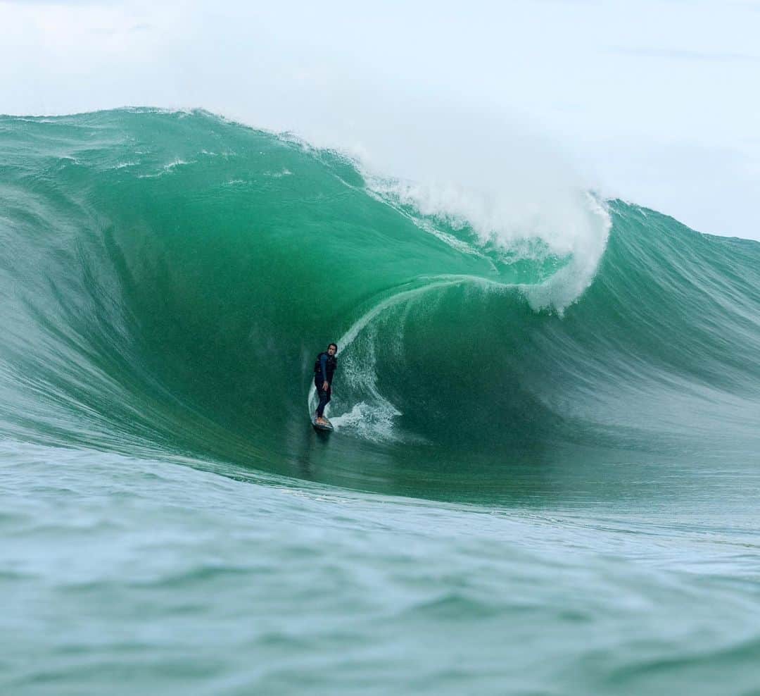 surflineさんのインスタグラム写真 - (surflineInstagram)「Meanwhile, in Brazil…@gabrielsamps enjoys a crisp, clean slab this morning.⁣ 📷: @anacatarinaphoto」6月19日 3時16分 - surfline