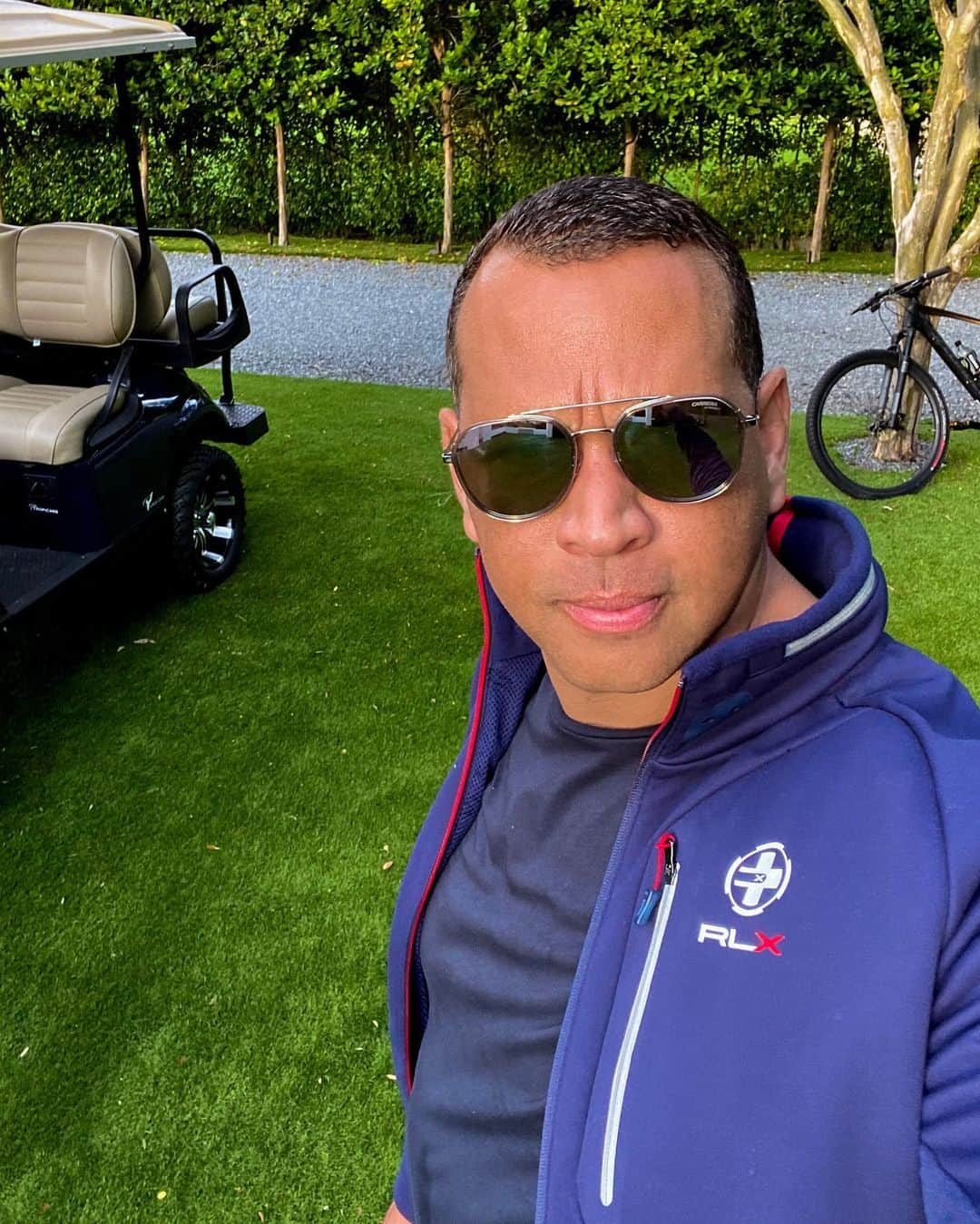 アレックス・ロドリゲスさんのインスタグラム写真 - (アレックス・ロドリゲスInstagram)「This weekend is the first official weekend of summer. Should we go golfing or biking?! . Text me the emoji to 305-690-0485: ⛳️ or 🚲?!」6月19日 3時16分 - arod