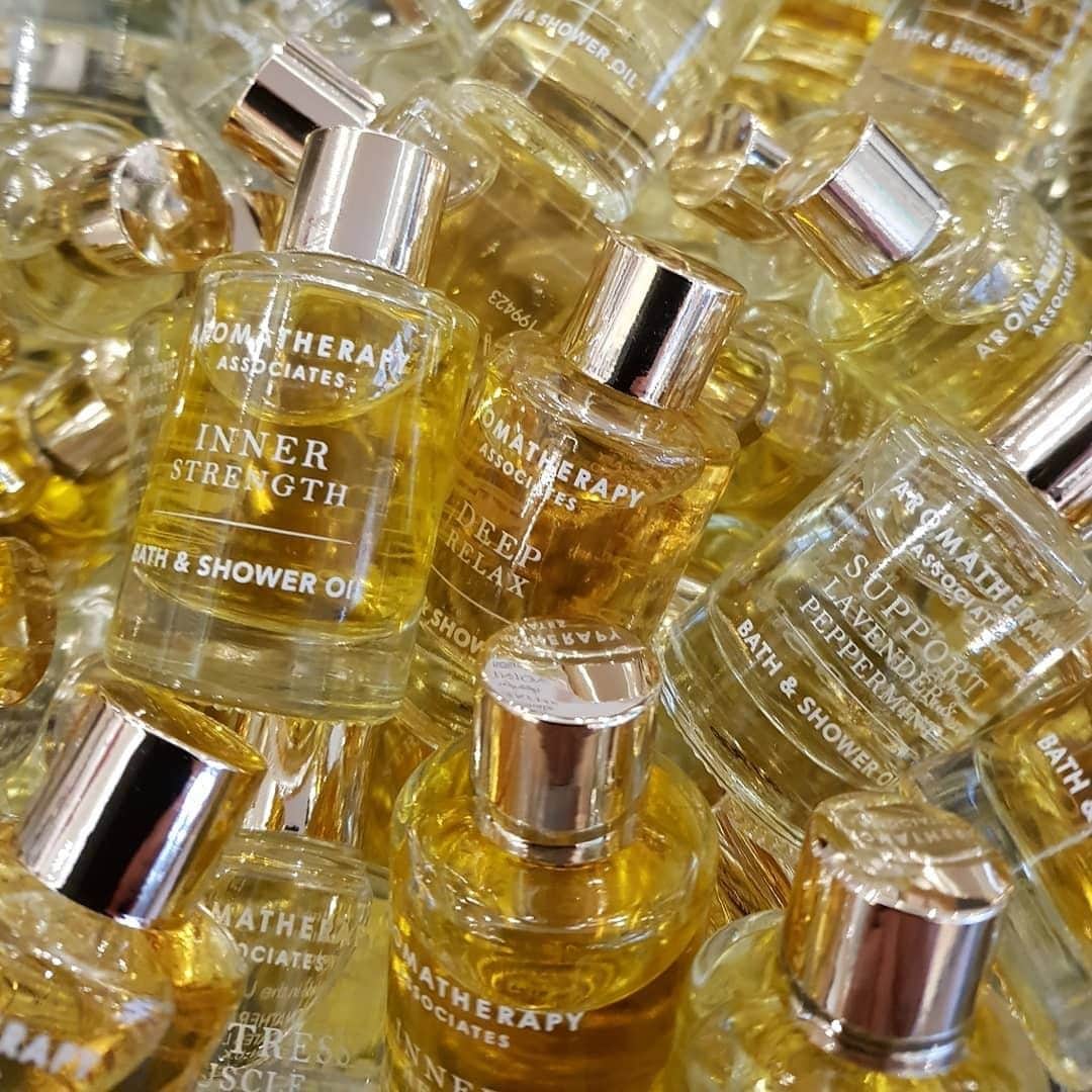 のインスタグラム：「⁣A mountain of oils — which would you choose? ✨⠀ ⠀ ⠀ 📷 via @scentedgardenretreat」