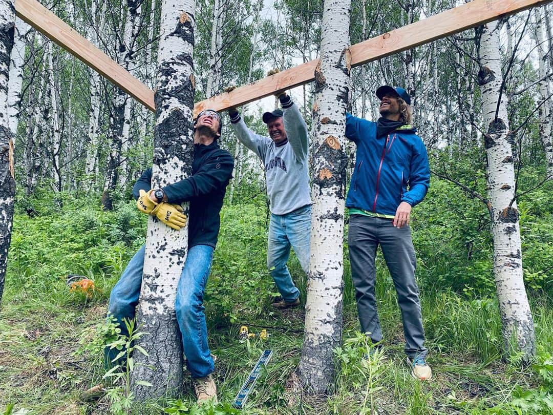 ダニエラ・ルーアのインスタグラム：「The Olsen kids were running around and helping but I couldn’t resist this photo of the 3 Olsen men, building a treehouse for them, that I know will be around for decades to come... . Os primos Olsen andaram a brincar e a ajudar mas não resisti esta foto dos três homens Olsen a construir uma casa nas árvores para eles, que eu sei que vai existir durante décadas... . #family #idaho #olsenmen #brothers #papa #sons #cousins #nature #building #legacy #fun #qualitytime #myhubbyisagoofball #paulolsen #daveolsen @ericcolsen」