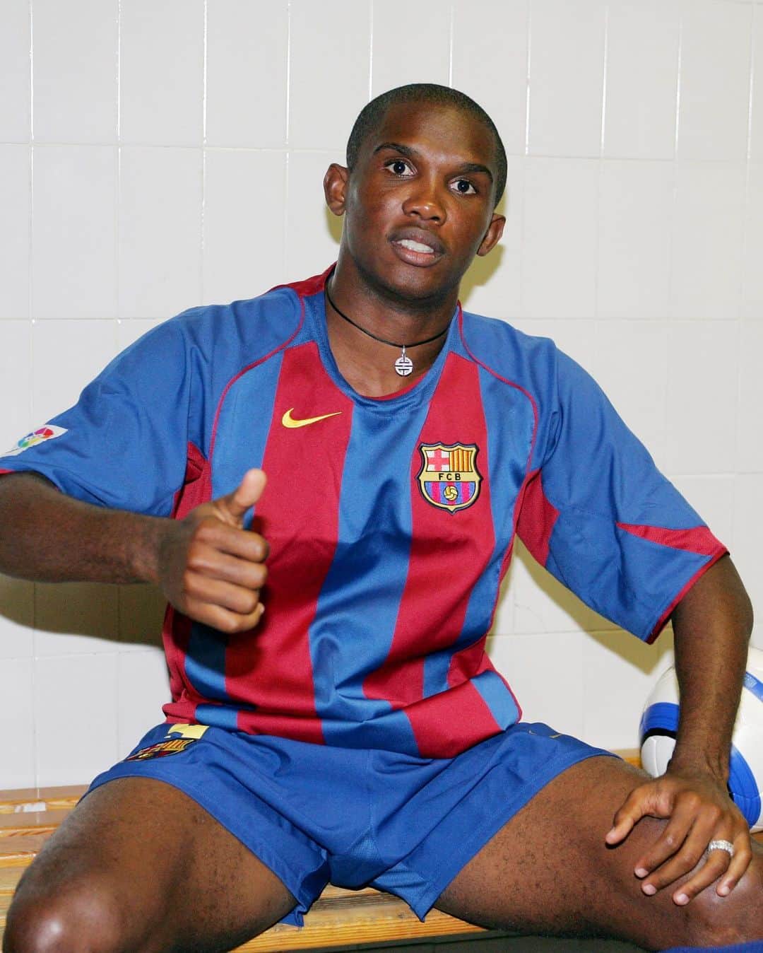 FCバルセロナさんのインスタグラム写真 - (FCバルセロナInstagram)「🦁 What a striker. @setoo9 🇨🇲 #ThrowbackThursday」6月19日 3時19分 - fcbarcelona