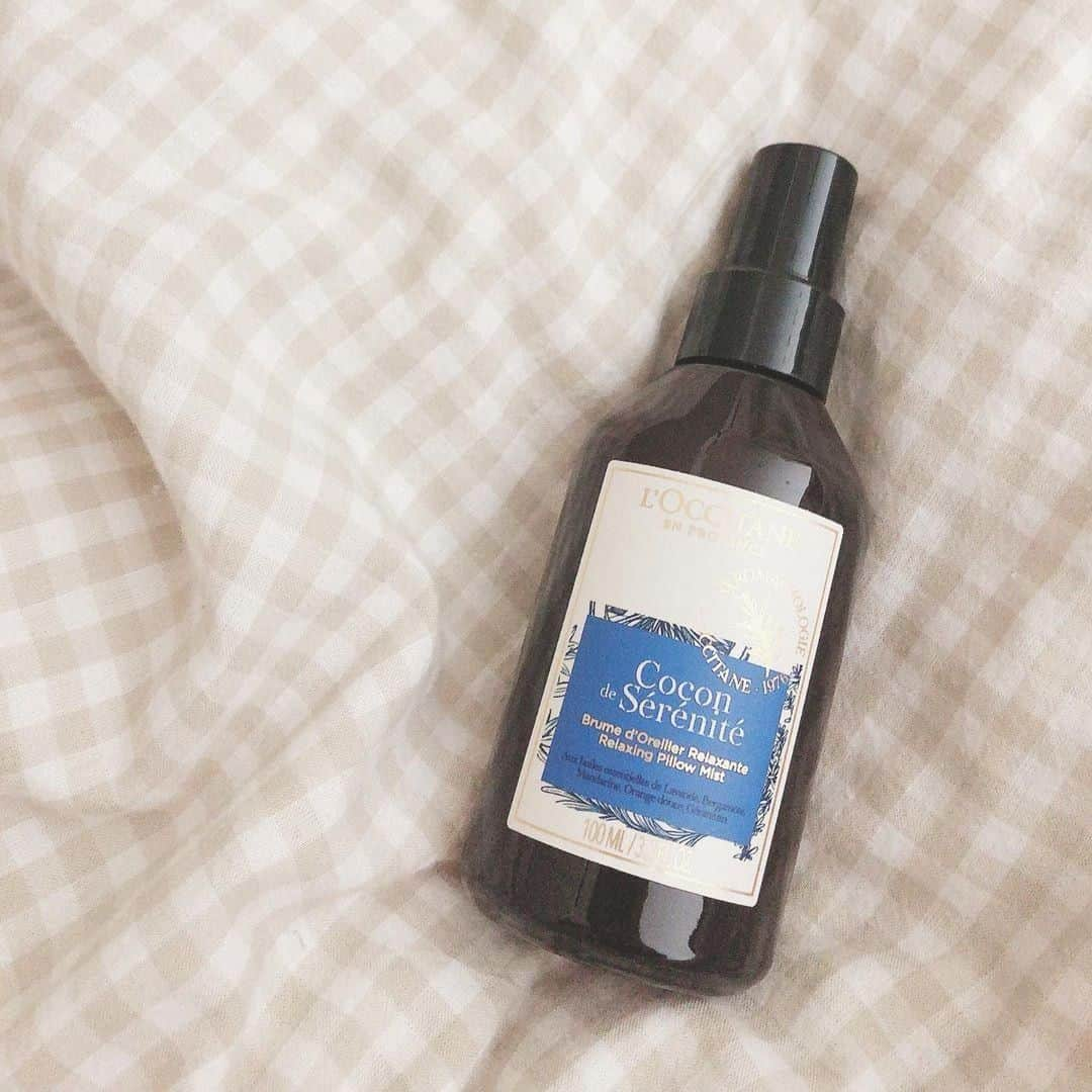 ロクシタンさんのインスタグラム写真 - (ロクシタンInstagram)「How to make your coziest bedsheets even more comfortable: spritz our Cocon de Sérénité Pillow Mist onto your pillow create a calming, relaxing atmosphere. All the comfort of a @spaloccitane experience right in your own home! 😌 Tell us: how do you relax at home? #Regram 📸 @mily_room #LOccitane #SpaLOccitane #CocondeSerenite #Lavender #Relaxation #PillowMist #HomeFragrance #GreenBeauty #Provence」6月19日 4時00分 - loccitane