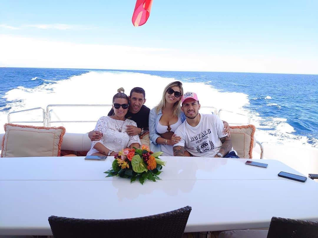 レアンドロ・ダニエル・パレデスのインスタグラム：「Amigos 👌🏽 ❤️🏝 🌊」