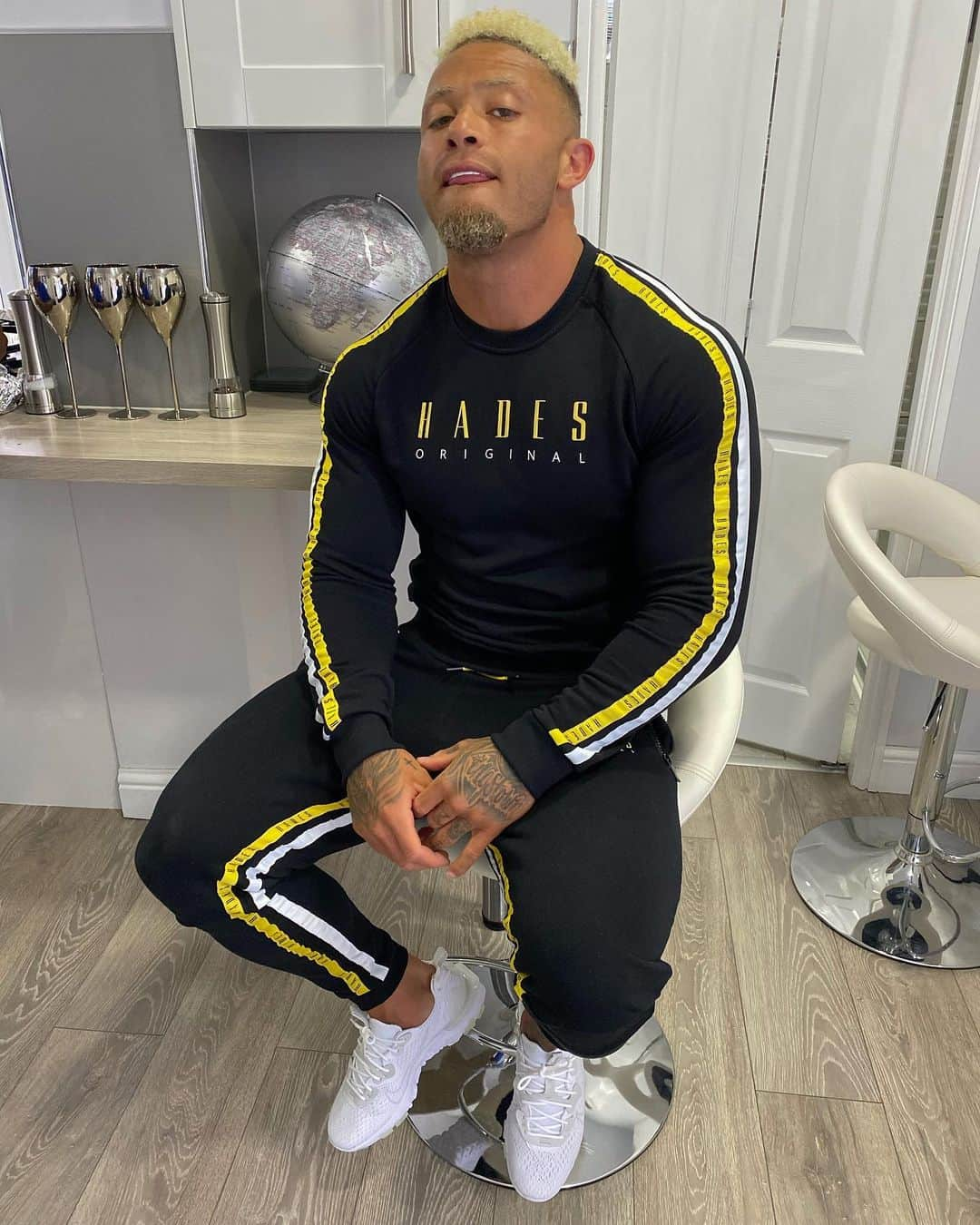 アシュリー・ケインさんのインスタグラム写真 - (アシュリー・ケインInstagram)「Tracksuit, T & Chill kinda day 🐝 . @hadesoriginal came through with the 🔥 and they’ve got 30% off on their website now 👏🏾 . #tracksuitking #tracksuit #tracksuits #tracksuitgang #tshirt #tshirts #fashion #mensfashion #style #mensstyle #swag #mensswag」6月19日 4時02分 - mrashleycain