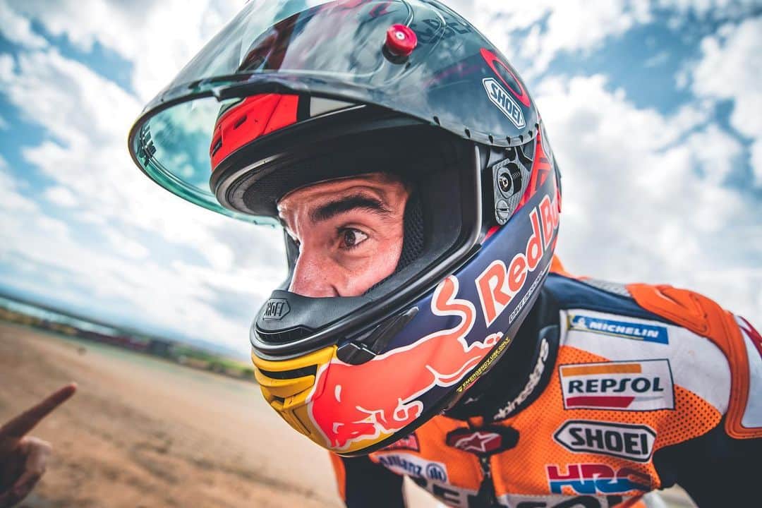 レプソル・ホンダのインスタグラム：「#ThrowbackThursday - Through the Lens - @polarityphoto ⠀⠀⠀⠀⠀⠀⠀⠀⠀ For one of my favourite photos of 2019, this celebration shot after a dominating win by Marc sticks in my memory. He led from start to finish and after crossing the line he jumped up on the tyre wall to celebrate with his home fans. I didn't know he would do this in advance, but I took a chance and positioned myself in this spot with my wide angle lens just in case. It turns out it paid off and I was rewarded with a sequence that captured his celebrations and you can really feel the elation in all of them.  1/1250 Sec  F/4  16mm  ISO 100」