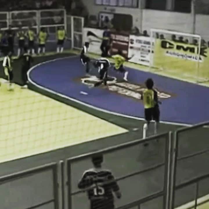 アレッサンドロ・ローザ・ヴィエイラのインスタグラム：「VIDEO- Marque seu amigo que precisa ter calma na hora de fazer o gol ⚽️🥅🧐- Vou marcar o meu @fred 😂 #Vemtranquilo #TBT」