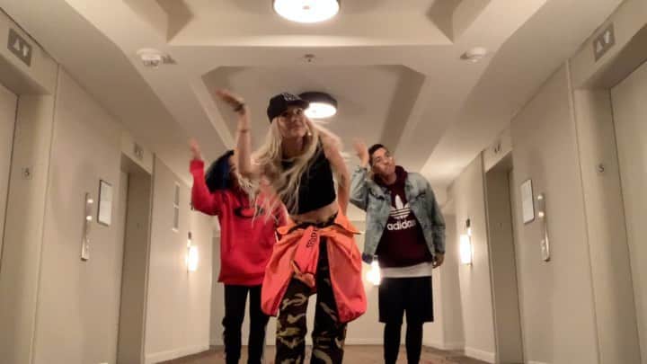 Nika Kljunのインスタグラム：「MISSING HOTELS HOPPING & HALLWAYS DANCING!!! 🤣😫 #toomuchfun #choreographyforbeginners 🎵 @justinbieber @djkhaled #nobrainer . Missing this so much. If you know me you know how much I love to travel 🧳! I always make sure that traveling for work is FUN so.. I DANCE in the hallways! 🤪🤣 . All jokes aside, moments like these are the best. When I get to see my students and dancers in different cities across the States and throughout the world, & can actually have the opportunity to spend some time with them outside of the dance room...🥰. It is so refreshing and much needed for me. For any human being. . Humans are born to be together. Connection to others is actually a necessity for mental and emotional well-being. ☮️ There is power in community and I cherish my time with loved ones and students so much. . If you told me a year ago, that I would be spending so much time away from my students - I would not have believed it! It’s truly therapeutic and energizing to share these moments. I can’t wait until we can be together again! . So, here’s to those priceless moments that ppl don’t see. A little mark of my choreography for beginners (mini class at @jumpdance ) in the hotel hallway never hurt nobody 😂💁🏼‍♀️ #wehavearrived LOL. Always love when my dearest @officialflowxs assist me. 🥰 . SHOUT OUT 🗣 to the random people making a cameo in the back at the end haha 😂😄 they got a free performance from us 😆! 💅🏼 #unapologetic #theshowmustgoon #spontaneousmoments 😎😁 . ##danceforfun #hallwayinspo #hotelparty #hotelstay #hotelgoals #dancegoals #danceforbeginners #minichoreography #jumpdance #dancevideos #keepingitreal」