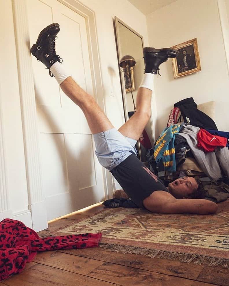 ラファティ・ロウのインスタグラム：「And it’s all up the wall Photo taken by @sadielizafrost  Also! My new track Bad times is out tomorrow.」