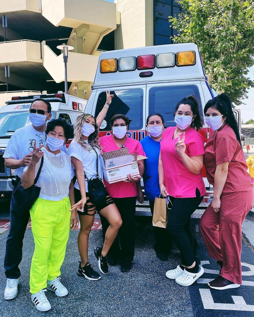 リアン Vのインスタグラム：「We officially SOLD OUT on my @shoplianev Fathers Day Sets! 🎉  In celebration me and my parents decided to stop by a couple nearby hospitals to giveaway face masks to all the nurses! 👩🏻‍⚕️💕👨🏻‍⚕️ I love you all so much! 😭❤️ It’s because of you I’m able to find ways to give back all the love and support you all give to me. So THANK YOU! I’m looking forward to seeing you all wear my merch! 😍 Tag me so I can repost!」
