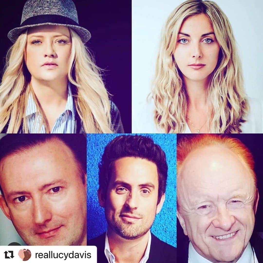 エド・ウィークスのインスタグラム：「The funnest to record a radio play with one of my heroes @reallucydavis and the brilliant @ThePackPlayers. These short comedy podcasts benefit @TheActorsFund and @FeedingAmerica so give ‘em a listen. My episode is called “The Card” and in it I play a British man with a British voice. Available at @ThePackPlayers. Love to all xx」
