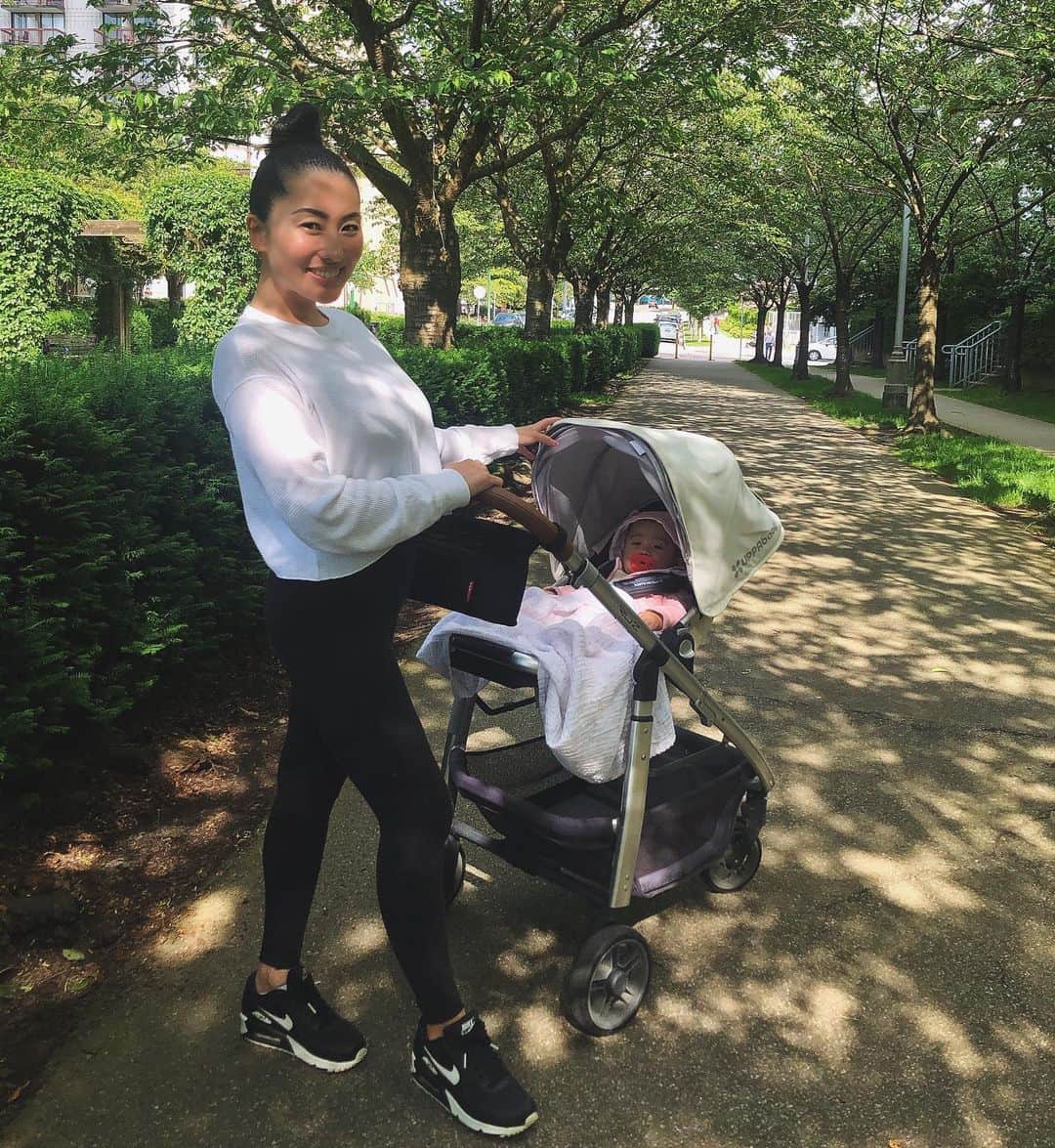 MayaTのインスタグラム：「Go for a walk is our daily routine, it’s good for the baby to get some fresh air as we all do! She used to sleep in the stroller right away as soon as I started walking but now she doesn’t fall asleep that easily now. She’s too busy looking at everything😉  #momlife #uppababy」