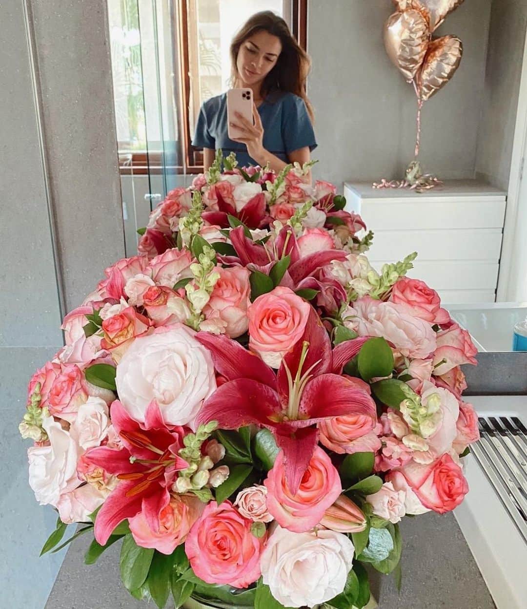 ジョアナ・サンスのインスタグラム：「Mi mente aún está allí 💝 Antes no me gustaba que me regalen flores... Me daba pena que me regalen algo que se muere a los pocos días... Pero estoy empezando a apreciar los detalles así, apreciar su olor por toda la casa, sus colores, sus cambios a medida que pasan los días (me encanta cuando se abren)... Apreciar algo que parece tan simple pero tan lleno de sentimientos 🌸🍃」