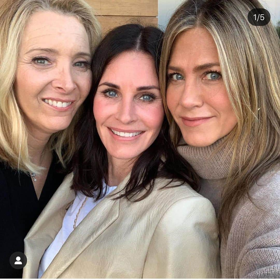 Outfits Selectionさんのインスタグラム写真 - (Outfits SelectionInstagram)「Happy birthday to Courteney Cox! Here are a few of the star’s best snaps with her Friends co-stars in honour of her 56th birthday. 📸: @courteneycoxofficial」6月19日 4時42分 - outfits.selection