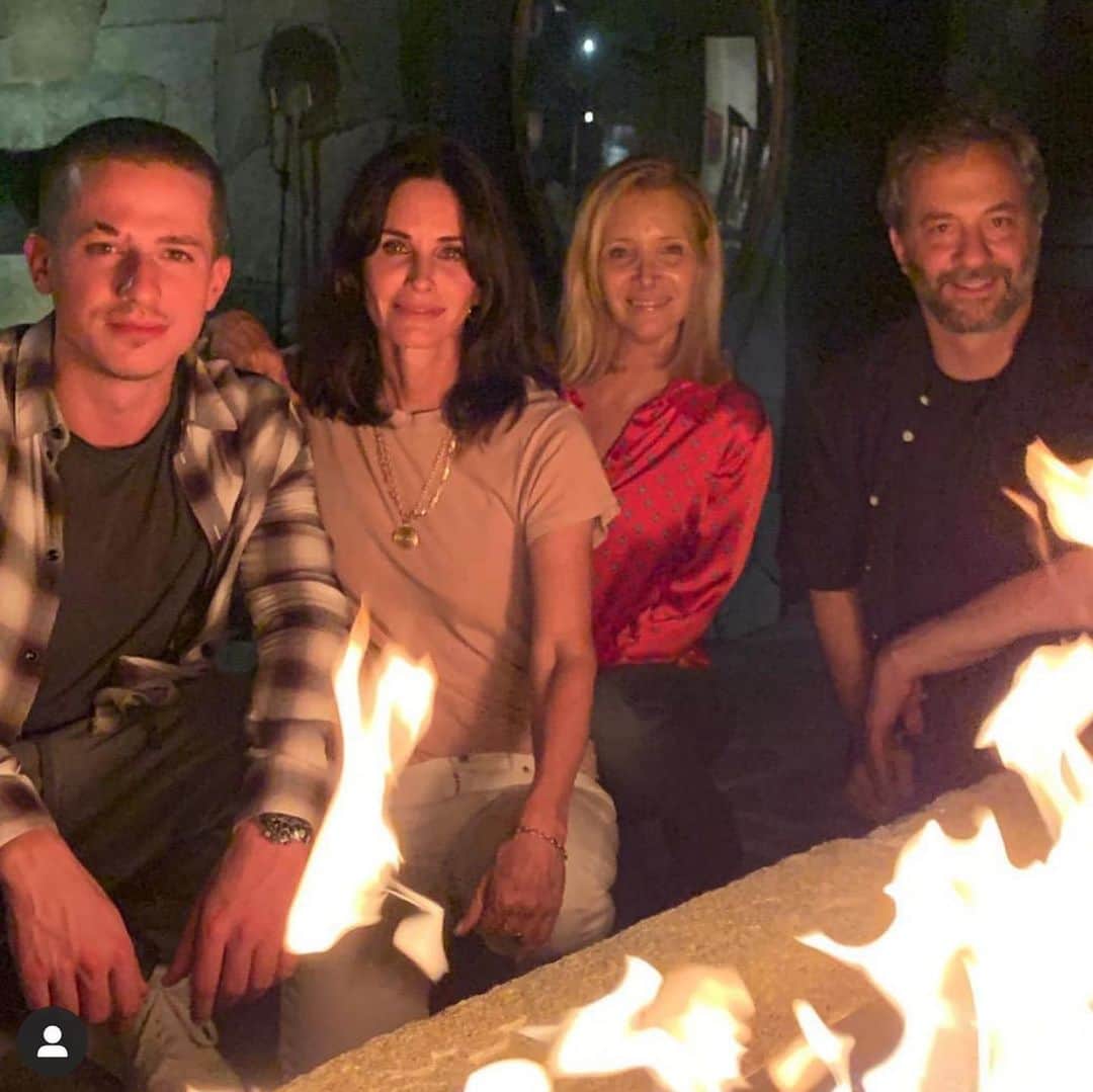 Outfits Selectionさんのインスタグラム写真 - (Outfits SelectionInstagram)「Happy birthday to Courteney Cox! Here are a few of the star’s best snaps with her Friends co-stars in honour of her 56th birthday. 📸: @courteneycoxofficial」6月19日 4時42分 - outfits.selection