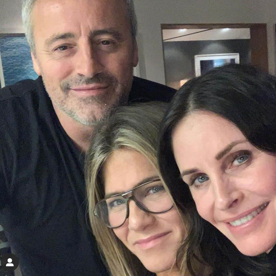 Outfits Selectionさんのインスタグラム写真 - (Outfits SelectionInstagram)「Happy birthday to Courteney Cox! Here are a few of the star’s best snaps with her Friends co-stars in honour of her 56th birthday. 📸: @courteneycoxofficial」6月19日 4時42分 - outfits.selection