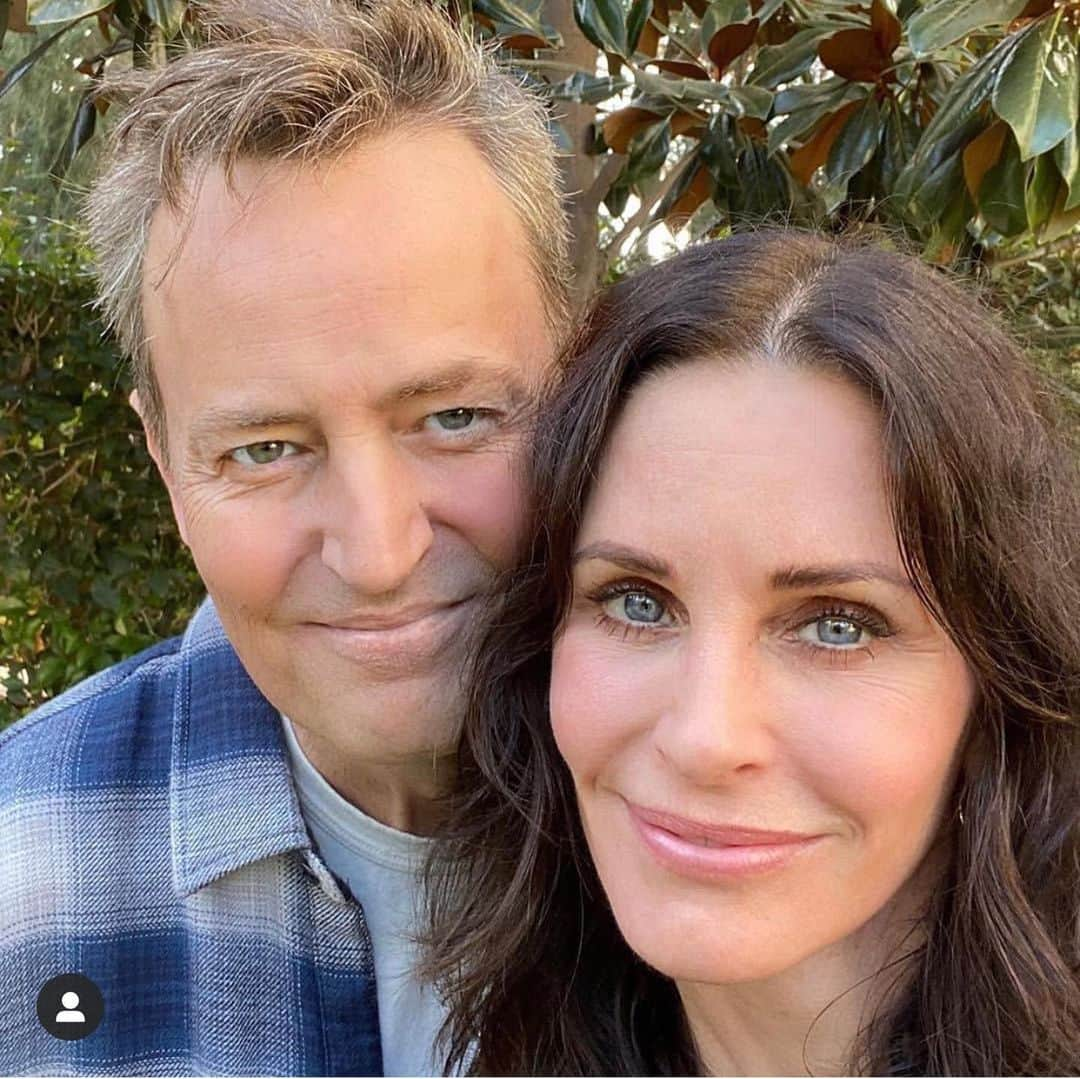 Outfits Selectionさんのインスタグラム写真 - (Outfits SelectionInstagram)「Happy birthday to Courteney Cox! Here are a few of the star’s best snaps with her Friends co-stars in honour of her 56th birthday. 📸: @courteneycoxofficial」6月19日 4時42分 - outfits.selection