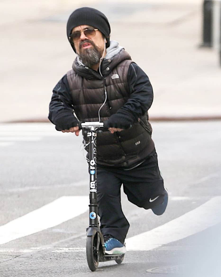 ピーター・ディンクレイジのインスタグラム：「🛴」