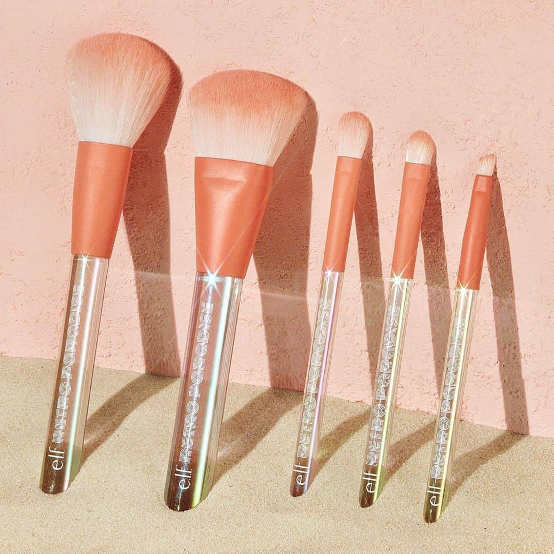 e.l.f.さんのインスタグラム写真 - (e.l.f.Instagram)「Our Retro Paradise 5 Piece Brush sets includes must-have tools with iridescent handles and soft, vegan bristles to create your sun-soaked fantasy! 🌅💗⁣ ⁣ Set includes: ⁣ 🌴Small Angled Brush: Small angled bristles are designed to create even, thin and straight lines every time. Use to apply lip color, eyebrow color, or to line eyes.⁣ 🌊Flat Eyeshadow Brush: This flat eye brush applies cream and liquid eyeshadow to the eyelid for a flawless look.⁣ ☀️Blending Eye Brush: This oval shaped brush expertly blends and shades powdery or creamy products.⁣ 🥥Airbrush Blender: This tightly bound angled brush is designed to fit the contours of the face to apply liquids, creams, or powders for sheer to full coverage. Works perfectly with the Retro Paradise Multi-dimensional Face & Body Shimmer.⁣ ✨All-Over Powder Brush: A medium sized, multi-use powder brush to apply all powder products including blush, bronzer and setting powder.⁣ ⁣ Tap to shop! #eyelipsface #elfingamazing #elfcosmetics #crueltyfree #vegan⁣」6月19日 5時05分 - elfcosmetics