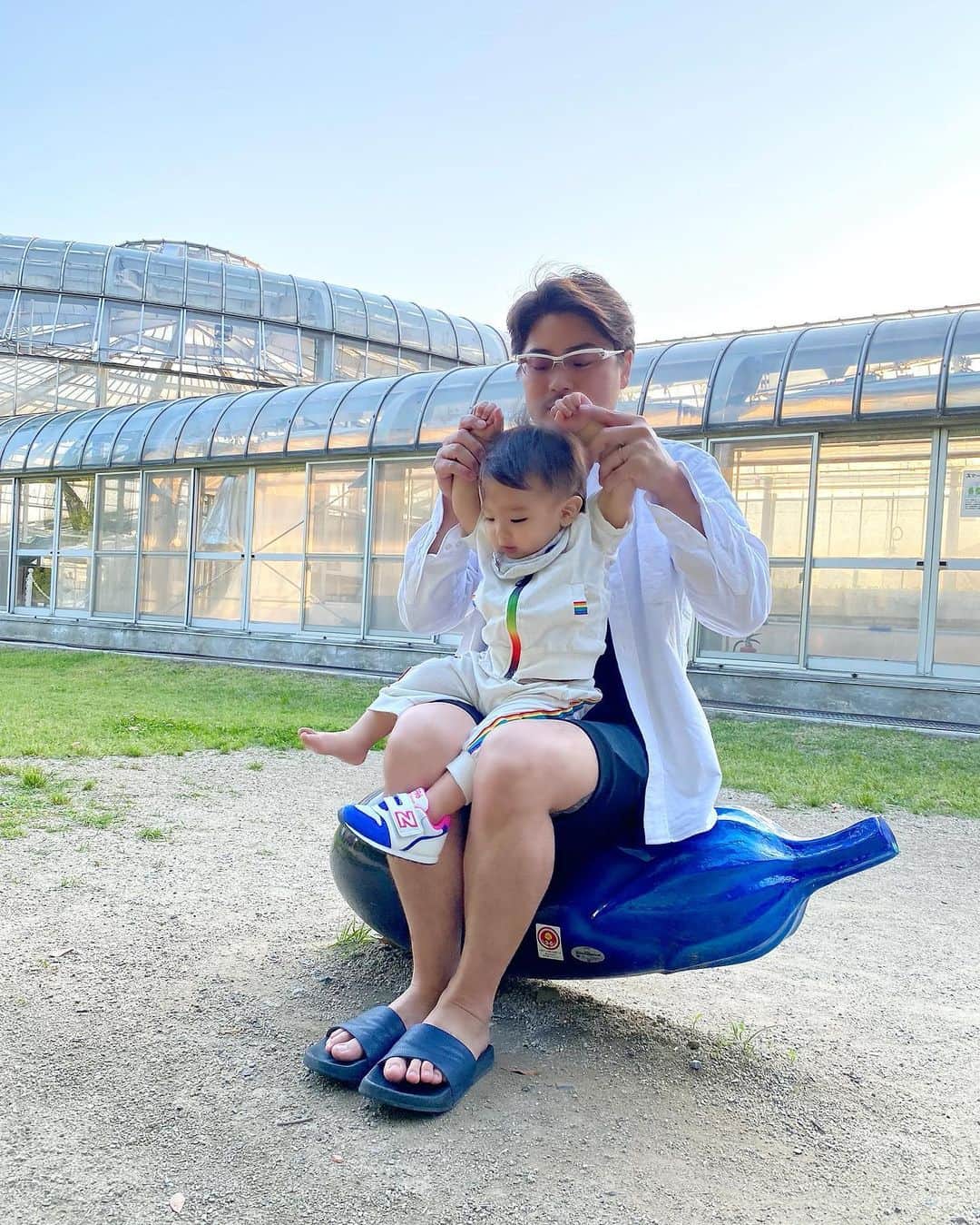 Momoeのインスタグラム：「下向いてる顔似てる🤔 なんで2人とも無表情なんだろう笑 つまんなそうすぎて笑う😂 . .  #happy #家事 #育児 #family #家族 #boy #smile #男の子 #息子 #code #love #lucky #kids #子供 #thankyou #宝物 #ベビー #fashion #follow #心 #縁 #パパ #ママ #家族写真 #男の子ママ #赤ちゃん写真 #photo #子育て #1歳 #flower」