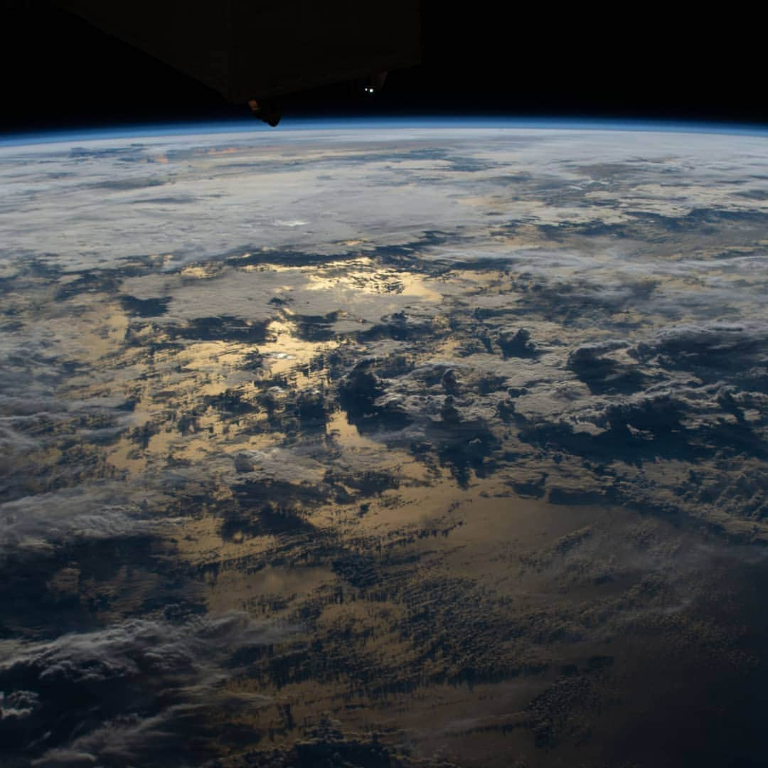 国際宇宙ステーションさんのインスタグラム写真 - (国際宇宙ステーションInstagram)「The sun's glint on the Timor Sea between Indonesia and Australia is mellowed by cloud cover in this photograph from the International Space Station.  #nasa #earth #sun #australia #indonesia #timor #sea #clouds #international #space #station」6月19日 5時24分 - iss