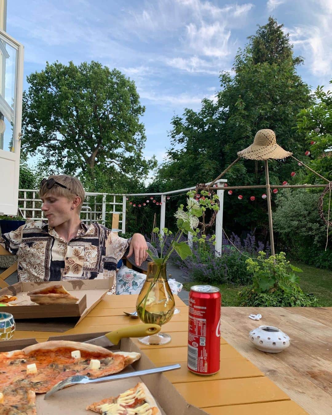 ウルリック・マンターのインスタグラム：「Dan före dan. Imorgon smäller det. Handsprit och midsommardrinkar. Vad kan gå fel.」