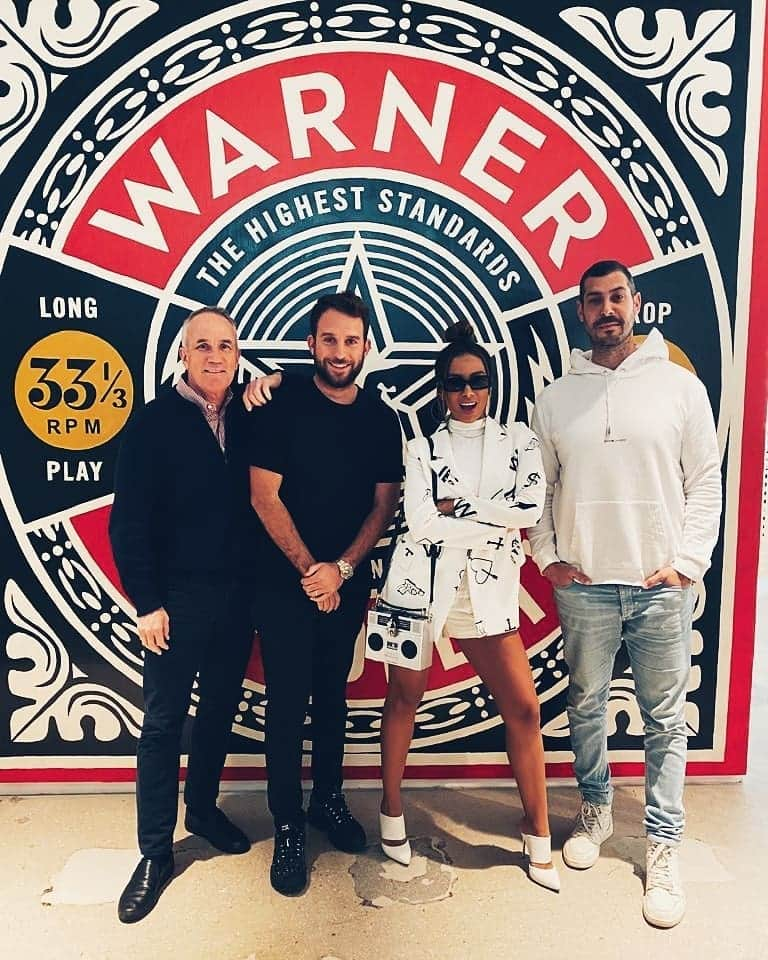 euanittaさんのインスタグラム写真 - (euanittaInstagram)「I am so excited to expand my relationship with Warner Music and have now also signed with Warner Records in the US. I am beyond proud to be able to bring my Brazilian art and culture to the world and can’t wait for u to hear new music ...soon... @warnerrecords @brandonsilv @bayschuck」6月19日 5時43分 - anitta