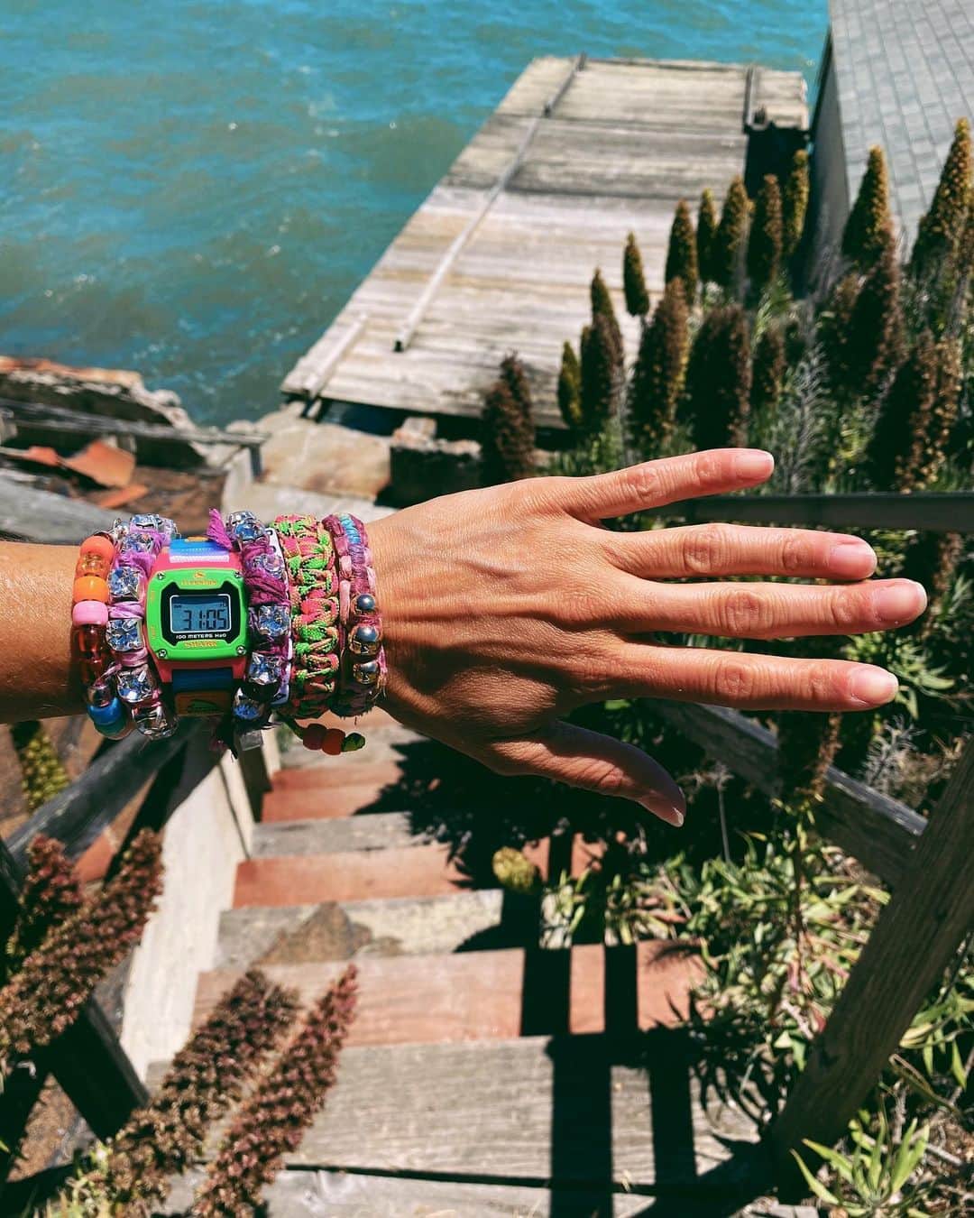 ダニジョーのインスタグラム：「Just wanted to say 👋🌈 and I love you ♥️ #armparty」