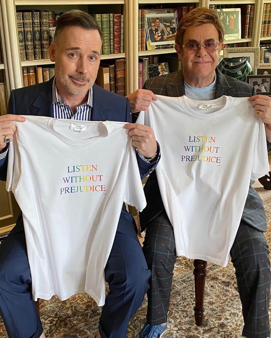 エルトン・ジョンさんのインスタグラム写真 - (エルトン・ジョンInstagram)「Getting our #PRIDE on..........🌈🚀 with these cool @victoriabeckham t-shirts benefitting the @aktcharity.  Proceeds go to help homeless LGBTQ+ youth.  Pick one up so you can celebrate PRIDE and give back ❤️😃 @davidfurnish  #ListenWithoutPrejudice」6月19日 5時49分 - eltonjohn