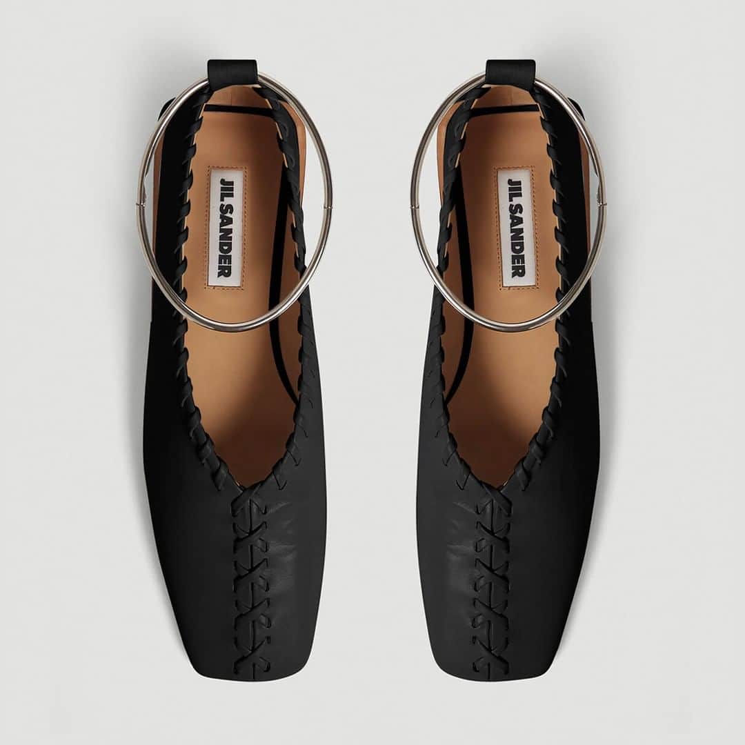 エルエヌシーシーさんのインスタグラム写真 - (エルエヌシーシーInstagram)「Jil Sander is celebrated for its luxury minimalist aesthetic. The Topstitched Leather Flats are available to pre-order now.  @jilsander #JilSander #NewSeason」6月19日 6時00分 - thelncc