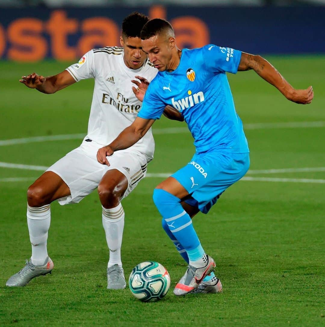 LFPさんのインスタグラム写真 - (LFPInstagram)「Who will win #RealMadridValencia? 💜 or 🧡? • ¿Quién ganará el #RealMadridValencia? ¿💜 o 🧡? • #RealMadrid #Valencia #Varane #Rodrigo #LaLiga #LaLigaSantander」6月19日 6時01分 - laliga