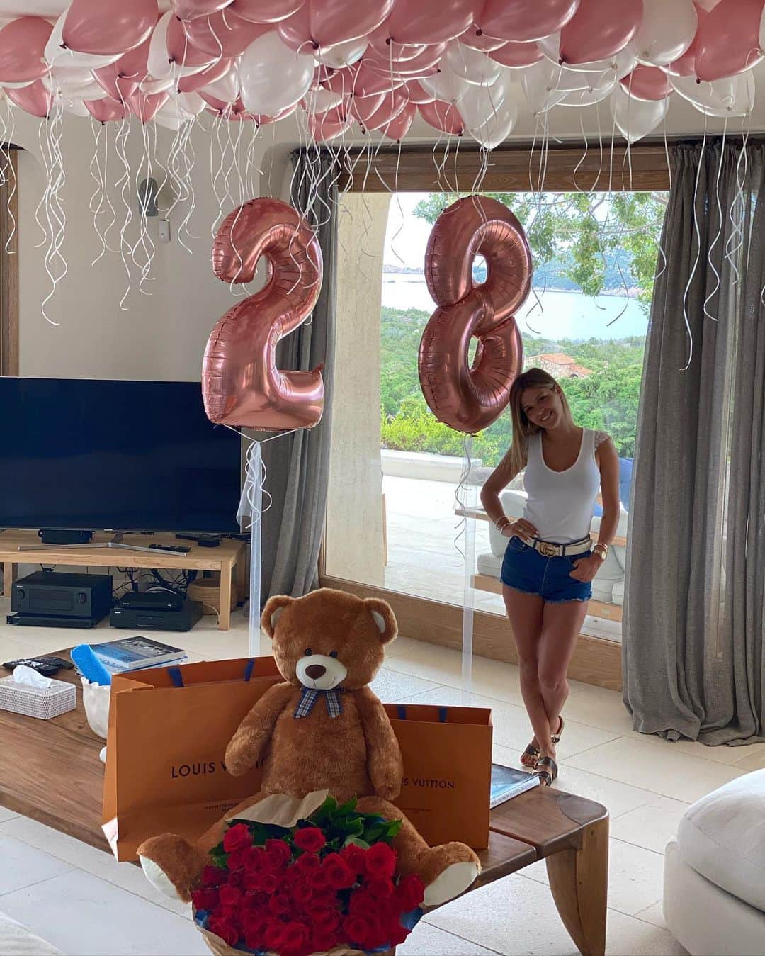 レアンドロ・ダニエル・パレデスのインスタグラム：「Feliz cumple amorcito de mi vida🎉🎊🎁🧸 ❤️ te deseo todooo lo mejor siempre ❤️ te amo princesa  @ccamilagalantee」