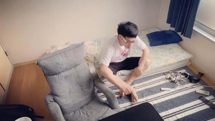 岡下雅典のインスタグラム：「誰か助けて下さい。 家でコロコロやってたら止まらへんくなってもうた…  #街中で #コロコロしてる僕を #見かけたら #ビンタしてでも #止めて下さい」